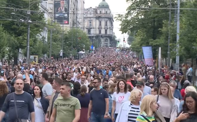 Un nou protest masiv la Belgrad: Se cere revocarea licenței canalelor care difuzează conținut violent (Video)
