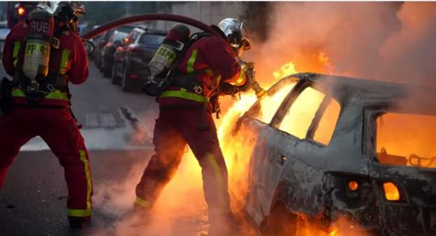 Proteste tot mai violente în Franța. Clădiri și mașini incendiate, sute de răniți și arestați, zeci de mii de polițiști sunt scoși pe străzi (Video)