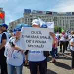 Mii de profesori au protestat în București: „Demisia!” Guvernul a făcut o nouă ofertă, dar tot departe de ce cer dascălii, Iohannis i-a ignorat (Foto&Video)