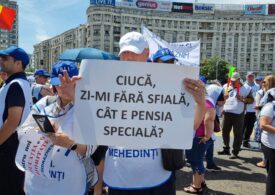 Mii de profesori au protestat în București: „Demisia!” Guvernul a făcut o nouă ofertă, dar tot departe de ce cer dascălii, Iohannis i-a ignorat (Foto&Video)