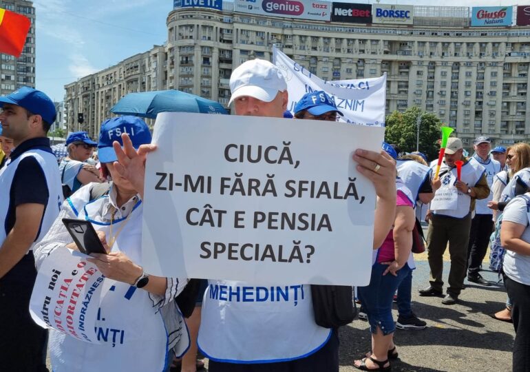 Mii de profesori au protestat în București: „Demisia!” Guvernul a făcut o nouă ofertă, dar tot departe de ce cer dascălii, Iohannis i-a ignorat (Foto&Video)