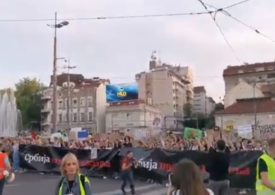 Zeci de mii de persoane au manifestat din nou la Belgrad împotriva violenței (Video)
