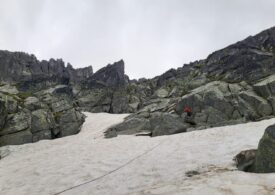 Zeci de turiști blocați pe munte din cauza vremii, în Apuseni și Retezat
