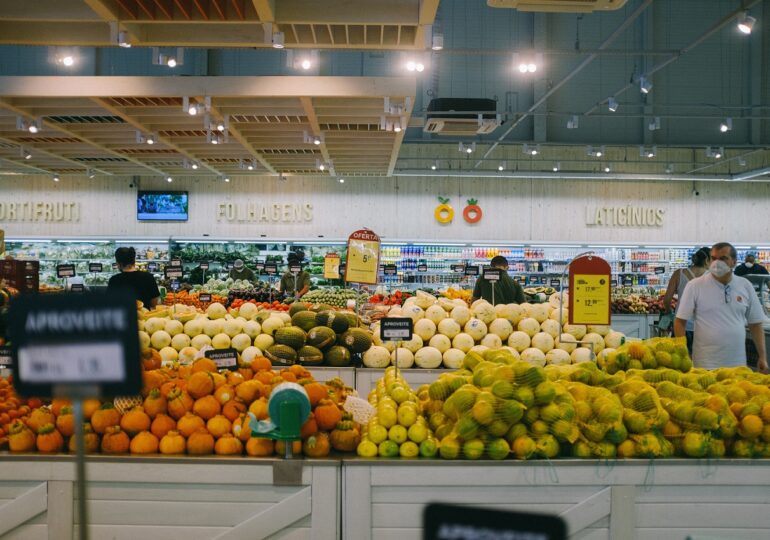 Se închid supermarketurile în weekend? Ministrul Agriculturii vrea să decidă românii