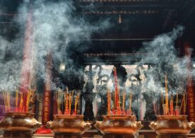 Reacție inedită la criză: Chinezii se îndreaptă în masă către temple, care se specializează și fac profituri-record