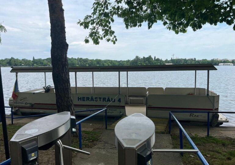 De astăzi, au reînceput plimbările cu vaporașul pe lacul Herăstrău