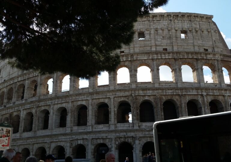 Turistul acuzat că și-a gravat numele pe Colosseum susține că nu și-a dat seama ce vechi e