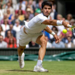 Carlos Alcaraz triumfă pentru prima dată la Wimbledon după o finală de poveste cu Novak Djokovici