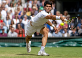 Carlos Alcaraz triumfă pentru prima dată la Wimbledon după o finală de poveste cu Novak Djokovici