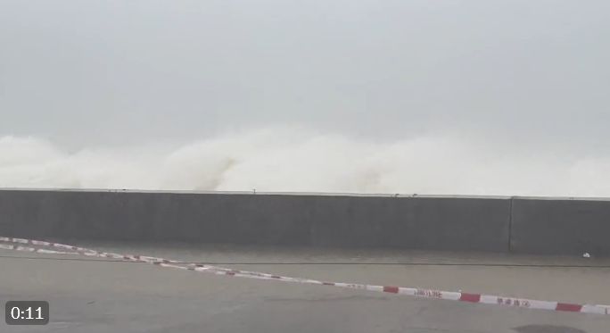 Taifunul Doksuri face ravagii în China: Rafale devastatoare de vânt, a fost emis cod roșu de inundații (Video)