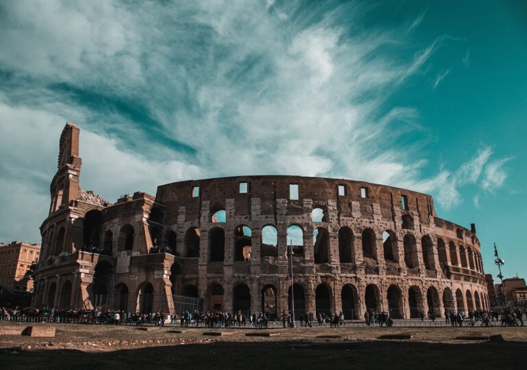 Val de vandali la Colosseum: O fată a fost filmată când scrijelea zidul, iar părinții susțin că n-a făcut nimic greșit (Video)
