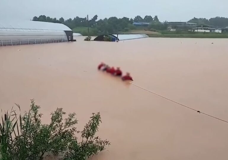 Inundații masive în Coreea de Sud: Cel puțin 26 de persoane au murit, zeci de mașini sunt blocate într-un tunel subteran (Video)