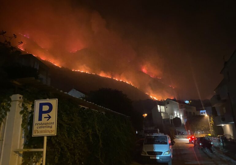 Peste 100 de pompieri se luptă cu flăcările la Dubrovnik. Incendiul a provocat explozii ale unor mine plasate acum 30 de ani (Foto&Video)