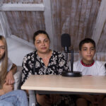 „Vedeai cu ochii tăi cum crăpau casele, mașinile erau distruse și auzeai împușcături”. Povestea familiei Brînză, care a fugit din Nicolaev și s-a stabilit în București Interviu video