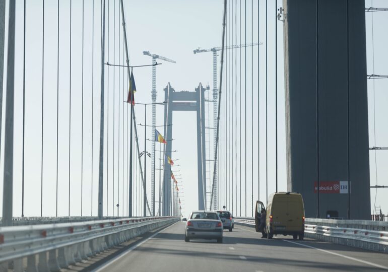 Minunea de pod de la Brăila a rezistat doar o lună. Oficialii dau vina pe șoferi pentru problemele de la asfalt, dar mai există o explicație