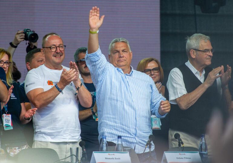 De ce Viktor Orban mușcă mâna întinsă de Ciolacu