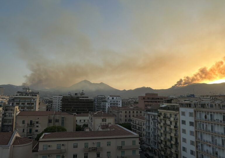 Vremea extremă a ucis cinci oameni în Italia: Sudul arde, iar nordul e răvășit de furtună (Foto&Video)