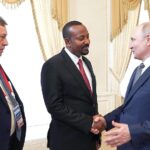 Momentul în care Putin se agață de un lider african și nu-i mai dă drumul: Cea mai ciudată strângere de mână (Video)