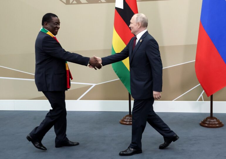 Putin i-a făcut cadou un elicopter prezidențial omologului din Zimbabwe (Foto & Video)