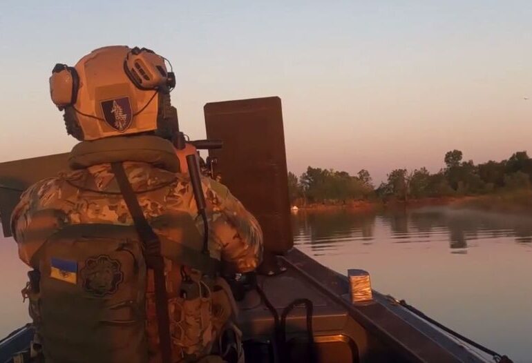 Filmare spectaculoasă cu luptători din forțele speciale ale Ucrainei atacând o insulă ocupată de ruși (Video)