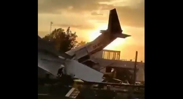 Avion prăbușit pe un aeroport în apropiere de Varșovia (Video)