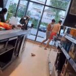 Bătaie într-un supermarket din București. S-au băgat în față și le-au dat pumni și picioare celor care le-au reproșat (Video) UPDATE