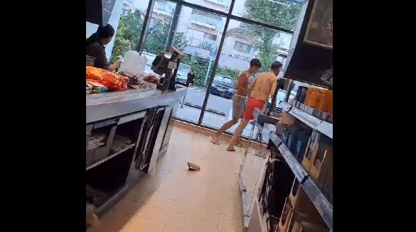 Bătaie într-un supermarket din București. S-au băgat în față și le-au dat pumni și picioare celor care le-au reproșat (Video) UPDATE