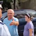 Șefa unuia dintre azilele groazei a dansat pe stradă cântând „criminala” și a atacat un protestatar (Video)