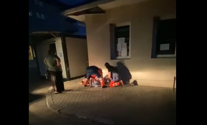 O femeie a născut pe trotuar, în curtea Spitalului Urziceni, după ce i-a fost refuzată internarea. <span style="color:#990000;">UPDATE</span> Ministerul Sănătății: Este inacceptabil! (Video)