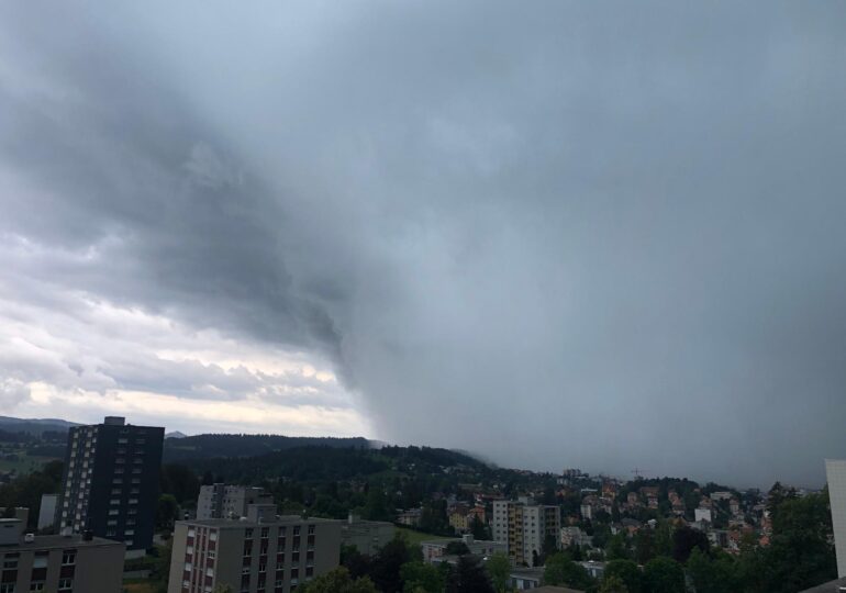 O furtună cu vânturi de peste 200 de km/h a devastat zona Neuchâtel (Foto&Video)