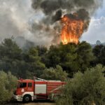 Turiștii evacuați din Rodos din cauza incendiilor capătă o vacanță gratuită în 2024