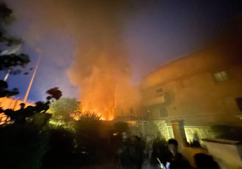Ambasada Suediei la Bagdad a fost luată cu asalt și incendiată din cauza arderii Coranului (Video)