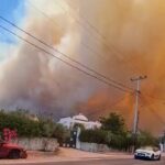 Evacuări în masă din stațiuni turistice din zona Atenei. Peste 1.000 de copii salvați din calea flăcărilor, pompierii români au fost chemați să intervină (Video)