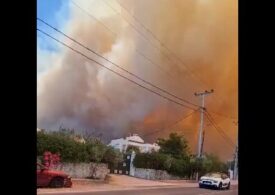 Pompierii români încearcă să stingă un incendiu care amenință un parc național din Rodos