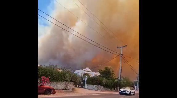 Evacuări în masă din stațiuni turistice din zona Atenei. Peste 1.000 de copii salvați din calea flăcărilor, pompierii români au fost chemați să intervină (Video)