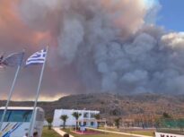 Un nor toxic provenit de la un incendiu de vegetație din Salonic a ajuns la Atena