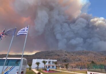 Un nor toxic provenit de la un incendiu de vegetație din Salonic a ajuns la Atena