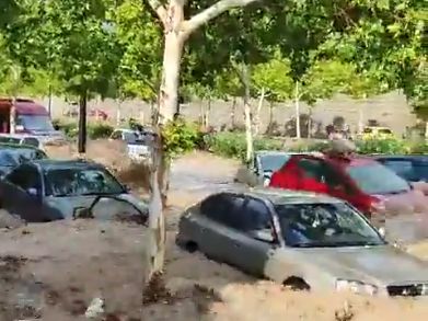Un front violent a produs inundații uriașe în nordul Spaniei. Imagini de coșmar cu oameni pe mașinile luate de ape (Video)
