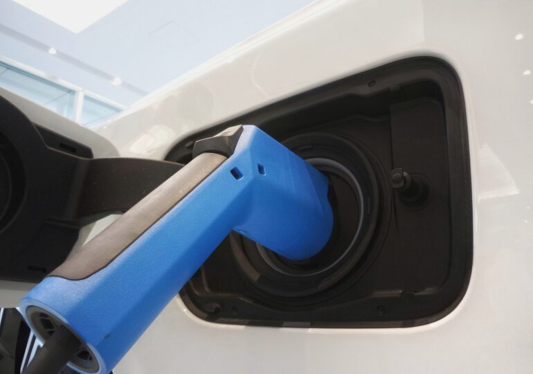 Vânzările de mașini electrice au scăzut în Europa. De ce se întorc europenii la benzină?