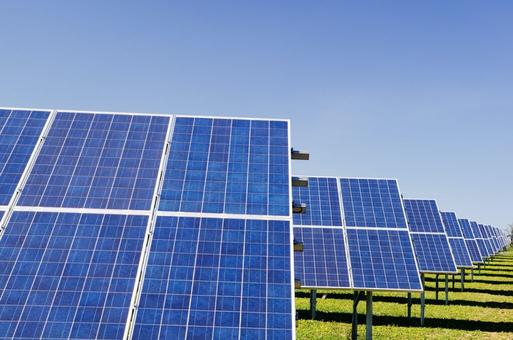 Electrica solicită companiilor să-și mute consumul în orele diurne cu soare pentru a beneficia de energie gratuită timp de patru ore.