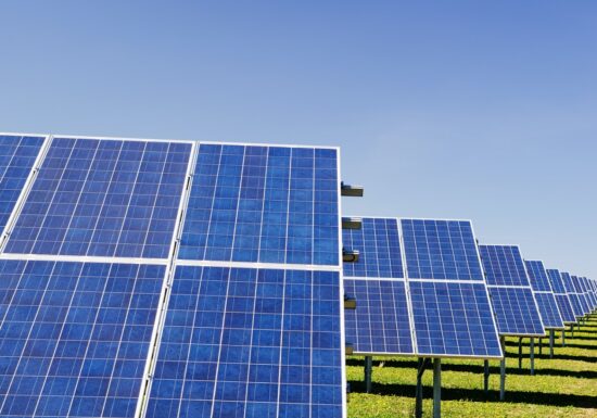 CEO-ul Electrica cere companiilor să mute consumul în orele cu soare: Energia folosită la prânz va fi gratuită. Avem nevoie de patru ore!