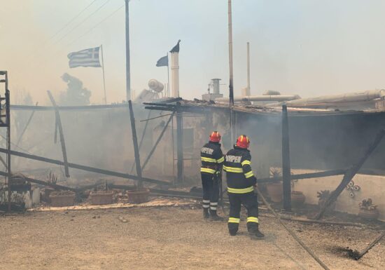 galerie foto cu Pompierii români luptă cu flăcările în Rodos