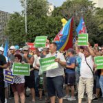 Angajații din construcții au protestat pe cod roșu în fața Guvernului: ”Nu ne alungați din țară”, ”Vrem să construim în România” (Foto)