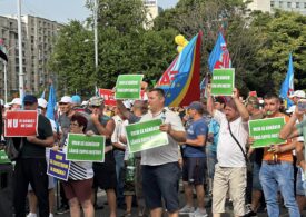 Angajații din construcții au protestat pe cod roșu în fața Guvernului: ”Nu ne alungați din țară”, ”Vrem să construim în România” (Foto)