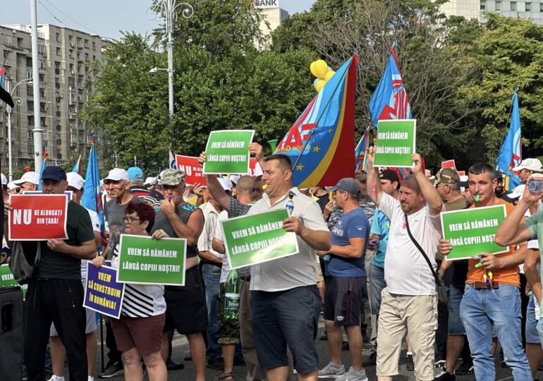 Angajații din construcții au protestat pe cod roșu în fața Guvernului: ”Nu ne alungați din țară”, ”Vrem să construim în România” (Foto)