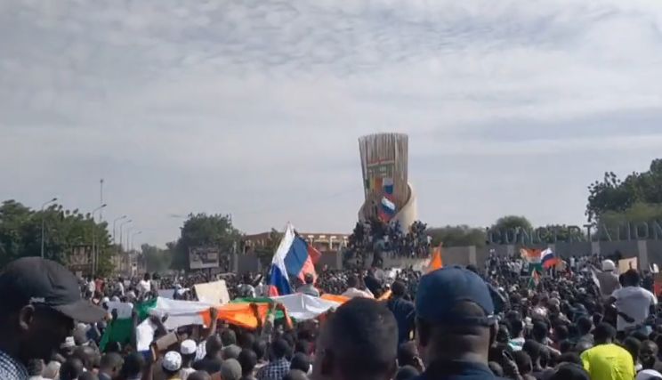 Protest cu mii de persoane la ambasada franceză din Niger: Franța să plece, noi vrem Rusia (Video)