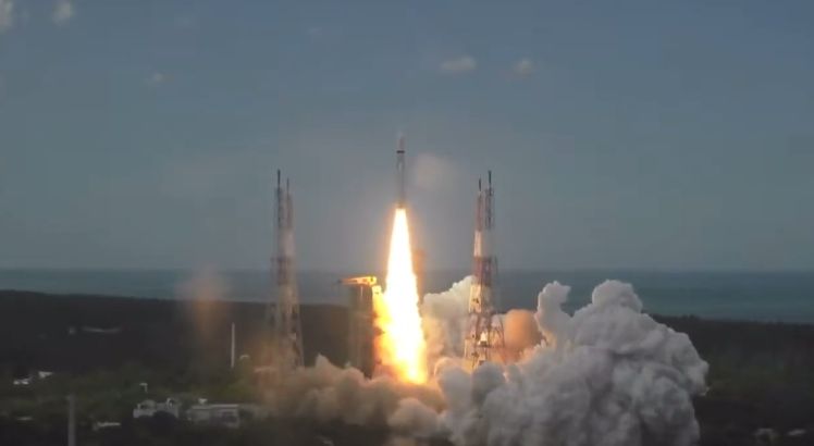 Agenția spațială indiană a lansat o misiune fără precedent pe Lună (Video)