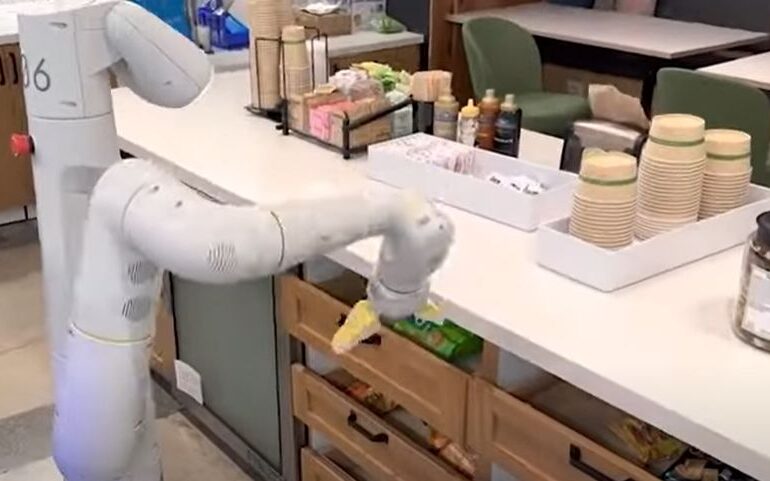 Roboții învață de pe Internet cum să ducă gunoiul (Video)