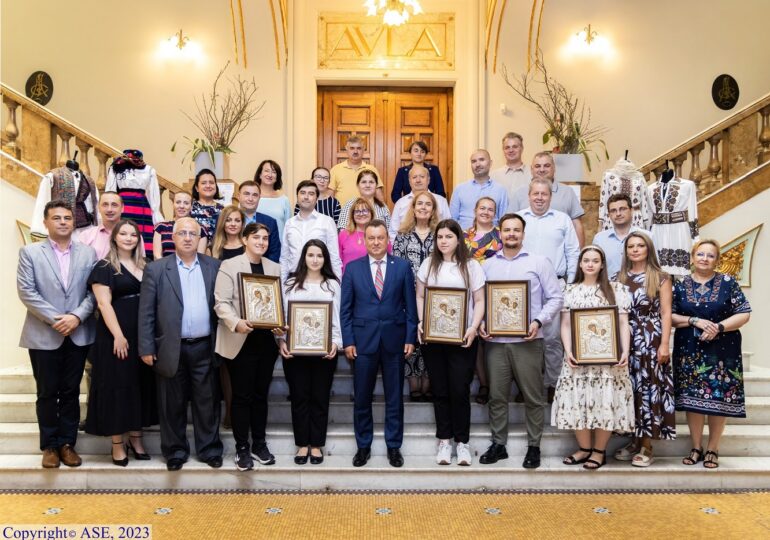 Studenții de nota 10 de la ASE au fost premiați cu icoane (Foto)