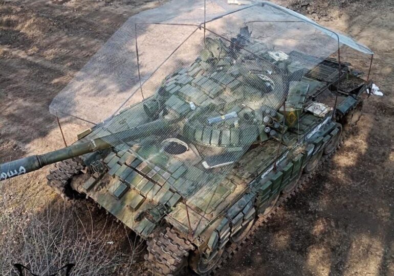 Imaginea zilei: Cuștile rudimentare cu plase din sârmă puse pe tancurile din Ucraina (Foto & Video)